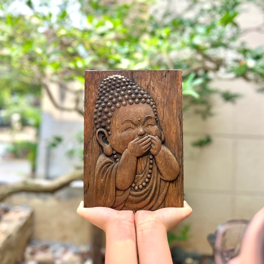 Tranh gỗ - An Tiếu - hình ảnh chú Tiểu mỉm cười khúc khích