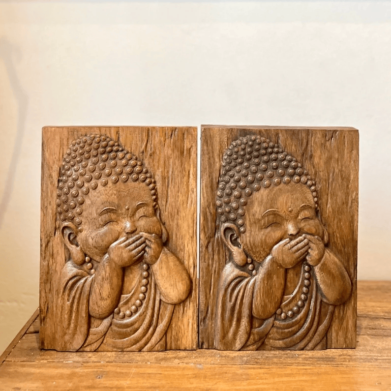 Tranh gỗ - An Tiếu - hình ảnh chú Tiểu mỉm cười khúc khích
