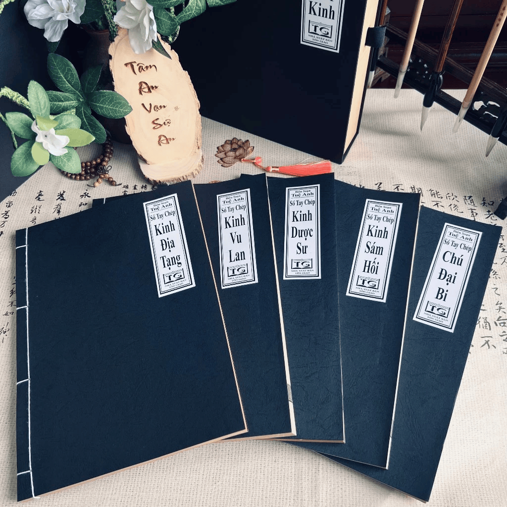Sổ chép kinh Combo 05 cuốn vở chép in mờ - Vở chép Kinh Địa Tạng/Chú Đại Bi/ Kinh Sám Hối/ Kinh Dược Sư/ Kinh Vu Lan in mờ(Kèm Vòng Tràng 108 hạt + Lá Bồ Đề + Hộp) - Tuệ Anh