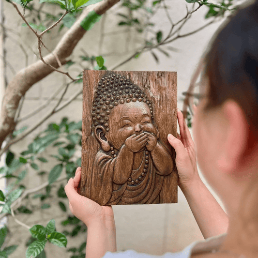 Tranh gỗ - An Tiếu - hình ảnh chú Tiểu mỉm cười khúc khích