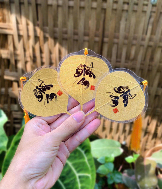 Lá Bồ Đề Phủ Nhũ Vàng In Chữ Thư Pháp May Mắn