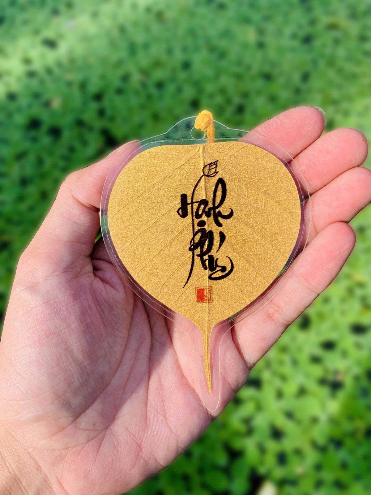 Lá Bồ Đề Phủ Nhũ Vàng In Chữ Thư Pháp May Mắn