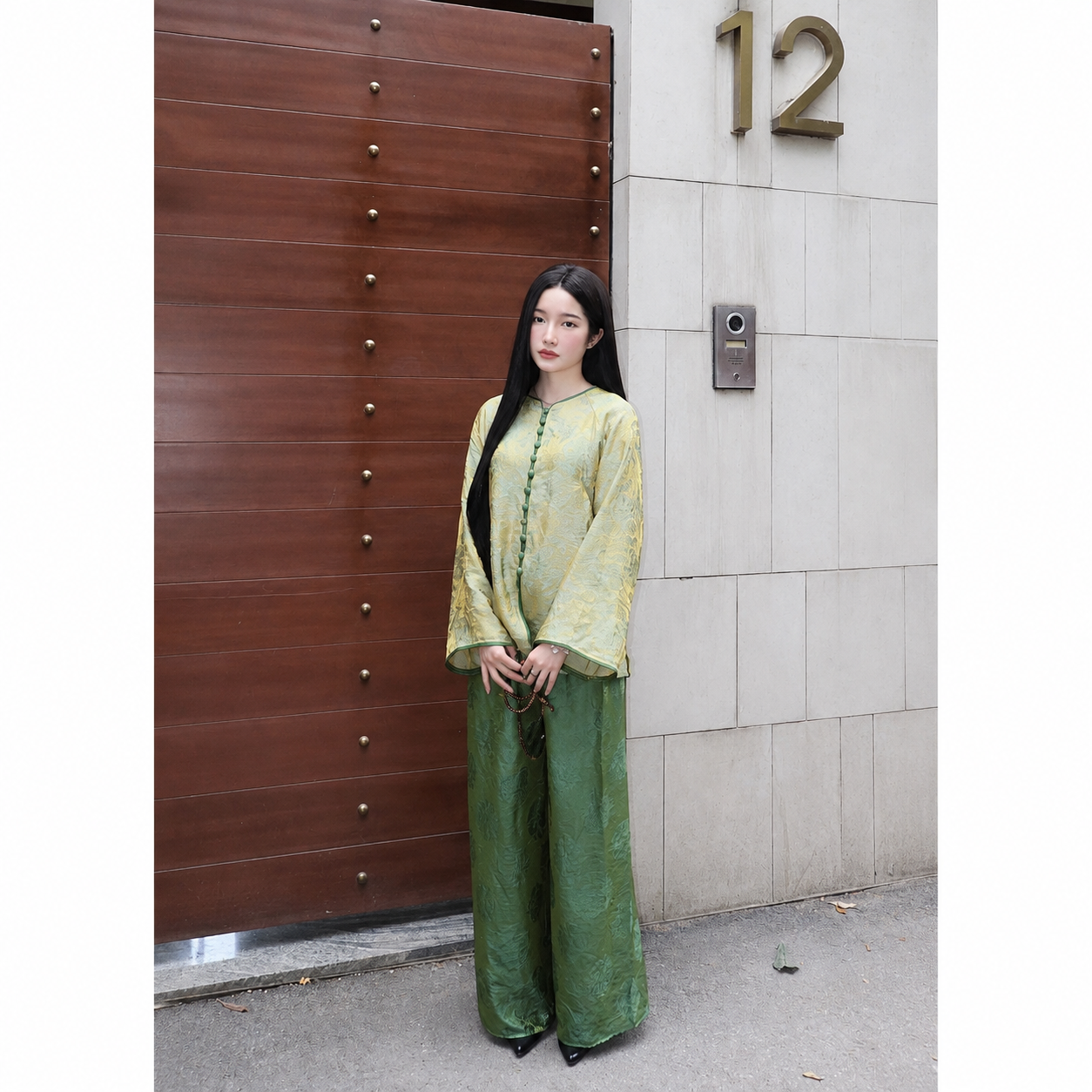 PP444 pháp phục nữ dáng bà ba cổ tim phối viền cách điệu và sang trọng chất liệu lụa tằm ánh kim mềm mát