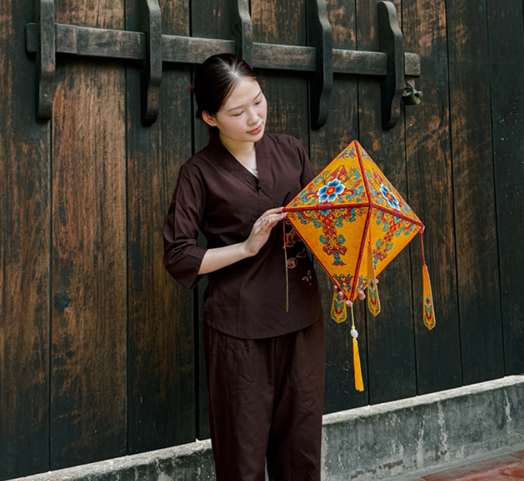 [45cm] Lồng Đèn Hình Chóp "Kim Tháp Vân Đăng"